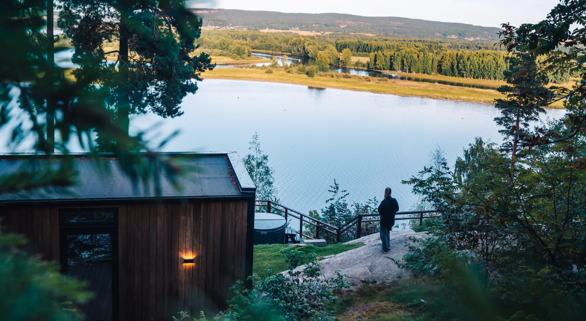 WonderInn Delta — mirrored glass cabin in the Norwegian forest