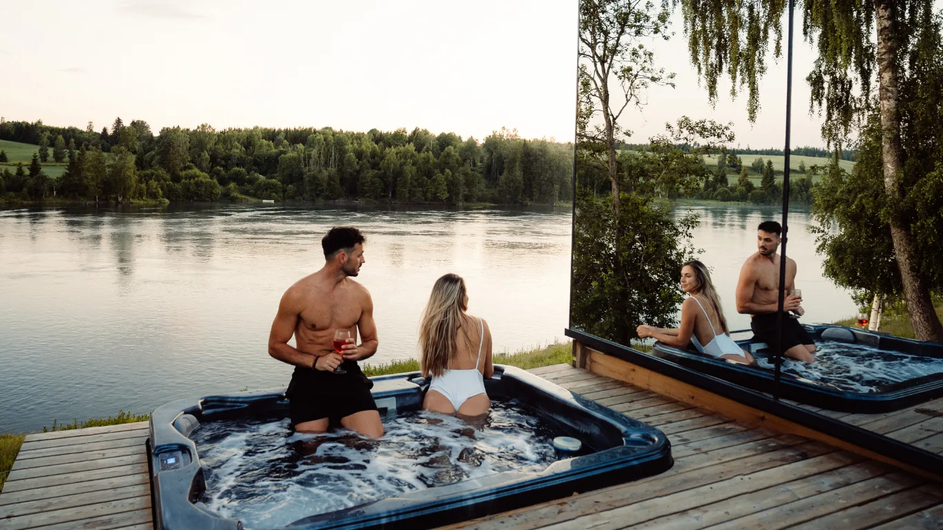 Mirror Cabin Koti with private jacuzzi on the Vorma River