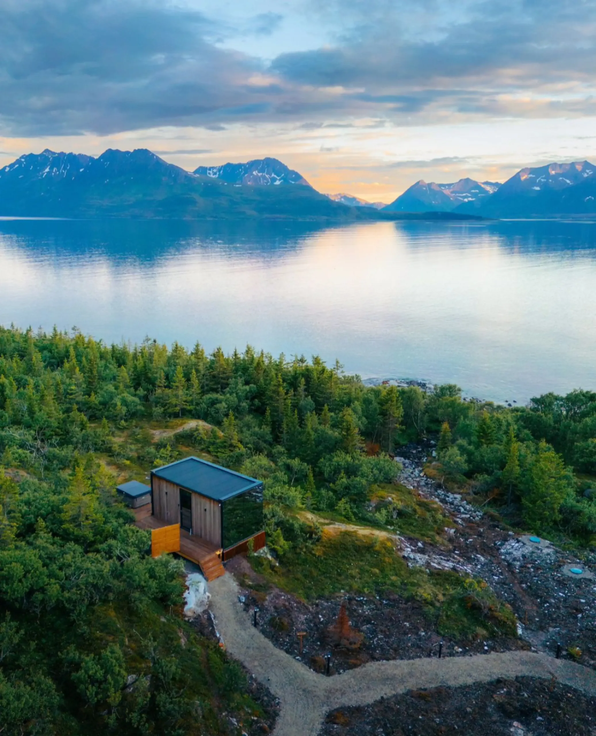 WonderInn Arctic summer cabin
