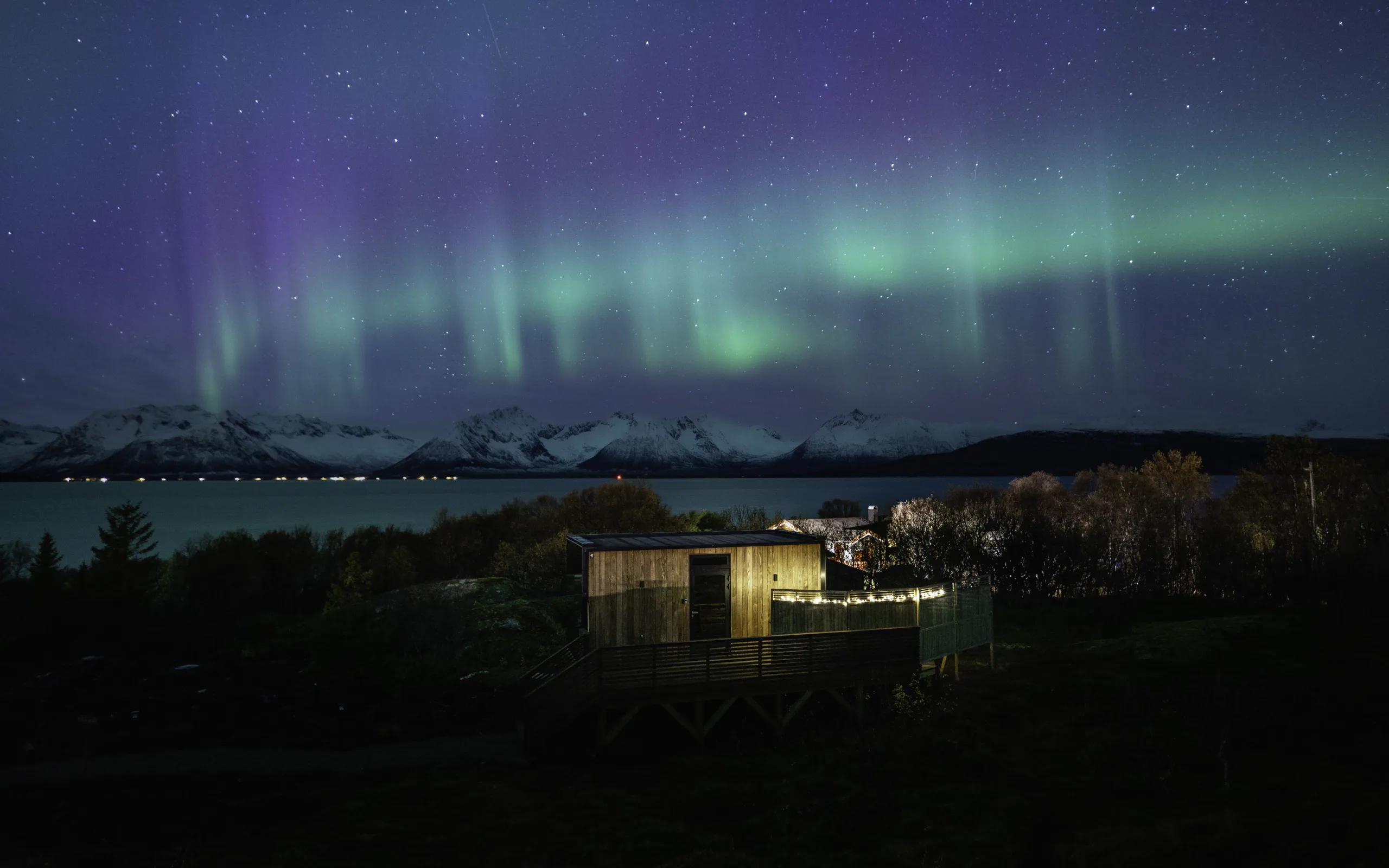 WonderInn Arctic — Northern Lights over the cabins
