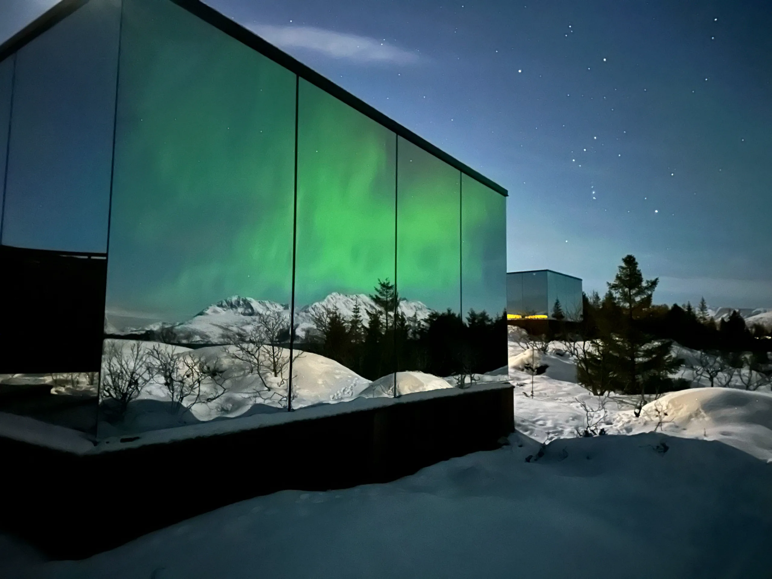Day & Night Mirror Cabin at WonderInn Arctic